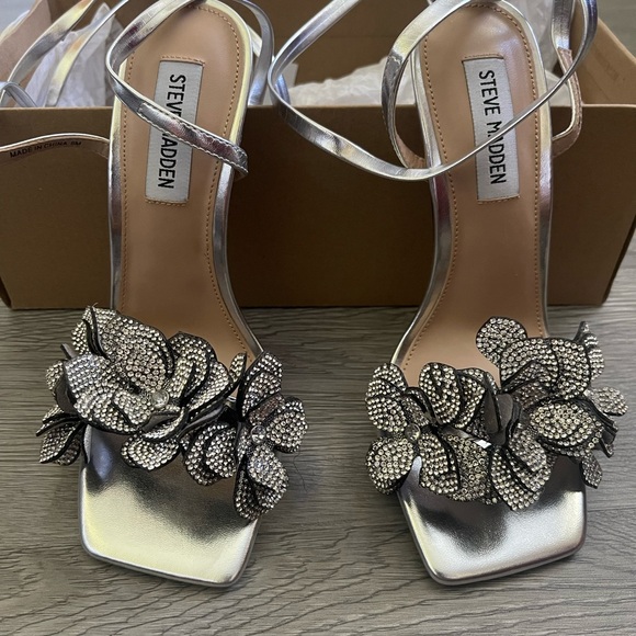 Steve Madden Ultima Silver strappy size 6 - Picture 8 of 11